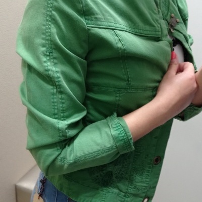 Casaco verde de manga comprida com botões, usado