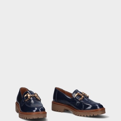 Mocassins de verniz azul escuro com sola castanha e detalhe metálico dourado