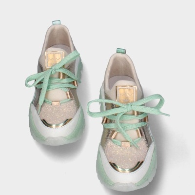 Sapatilhas brancas e verdes com detalhes dourados e brilhantes