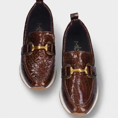 Sapatos mocassim em pele castanha com padrão crocodilo e detalhe dourado