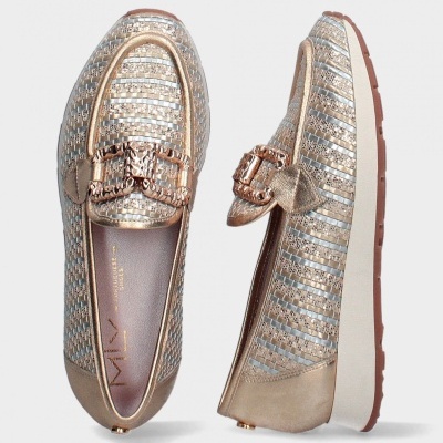 Sapatos tipo mocassim dourados e prateados com fivela metálica e sola branca e castanha