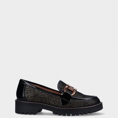 Loafer feminino preto com textura e fivela metálica