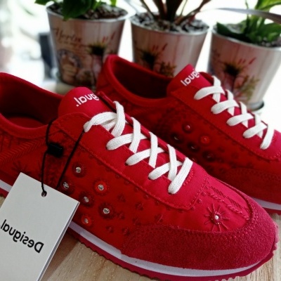 Ténis vermelhos Desigual com atacadores brancos e detalhes em relevo