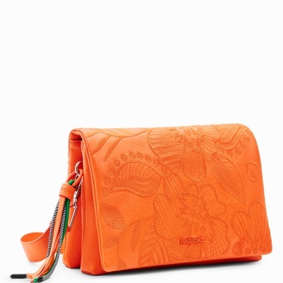 Mala de ombro laranja com padrão floral em relevo e alça com franjas coloridas