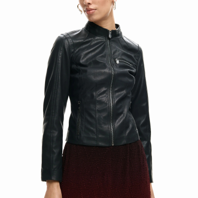 Casaco preto de couro com fecho e bolso no peito
