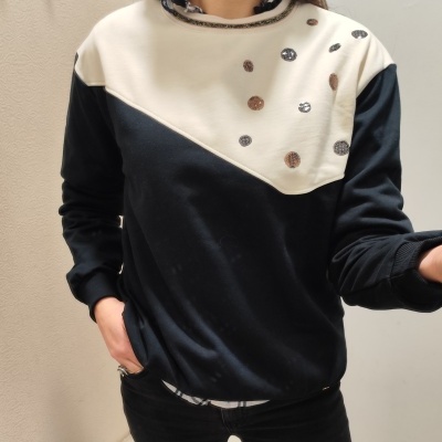 Camisola bicolor preta e creme com círculos bordados metálicos no peito