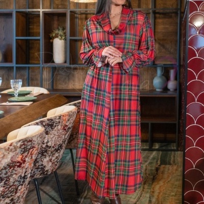 Vestido xadrez comprido vermelho verde azul com gola ampla e mangas compridas