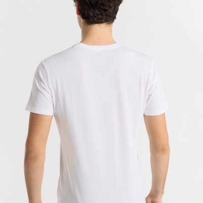 T-shirt branca de manga curta vista de costas com etiqueta preta na lateral