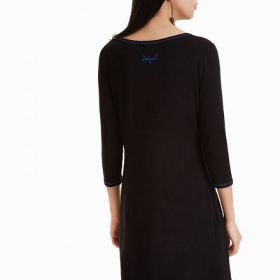 Vestido preto de mangas 3/4 com detalhe azul e texto Desigual nas costas