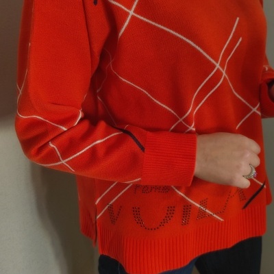 Camisola vermelha de malha com linhas brancas e pretas e punhos canelados