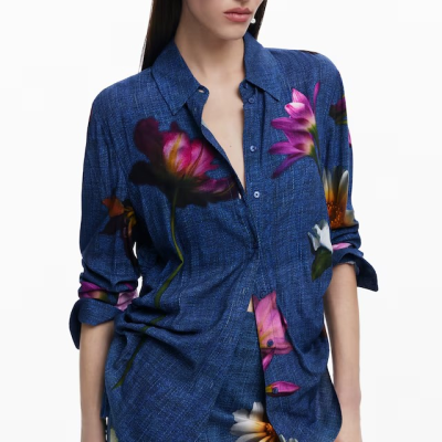 Conjunto feminino azul texturizado com flores grandes coloridas.