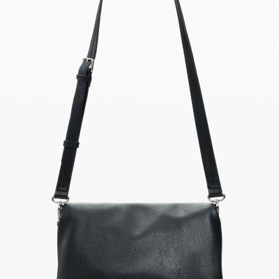 Mala de ombro preta em pele sintética com alça ajustável