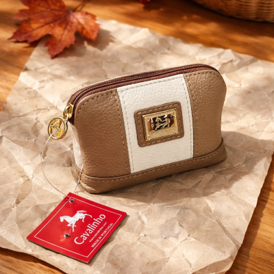 Carteira pequena de pele castanha e branca com etiqueta vermelha Cavalinho