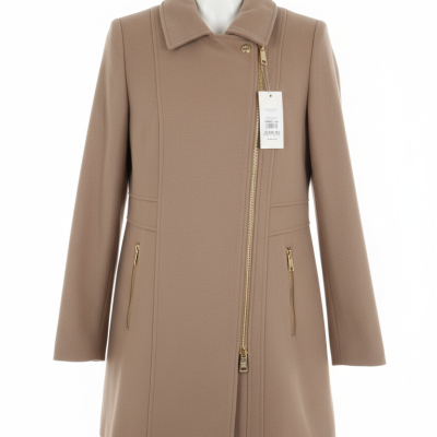 Casaco bege com fecho de correr dourado e bolso zíper