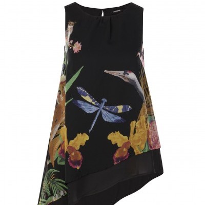 Top feminino preto assimétrico com estampa colorida de libélula, flores e pássaro