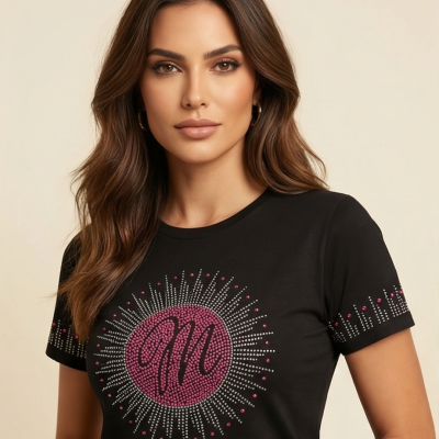 T-shirt preta com padrão circular rosa e branco e letra M no centro