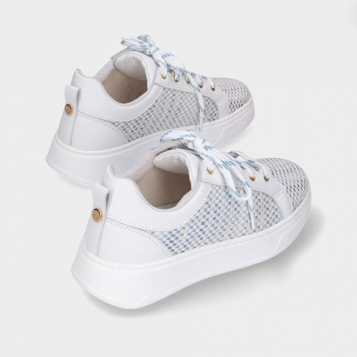 Sapatilhas brancas com padrão azul claro e bege e detalhes metálicos