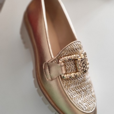 Sapato mocassim feminino dourado com tecido trançado bege e fivela dourada