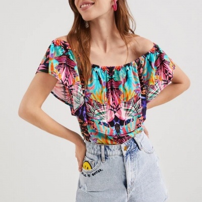 Blusa floral colorida e calções de ganga com patch smile