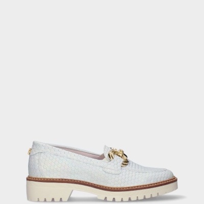 Sapato mocassin branco com padrão de escamas e detalhe dourado