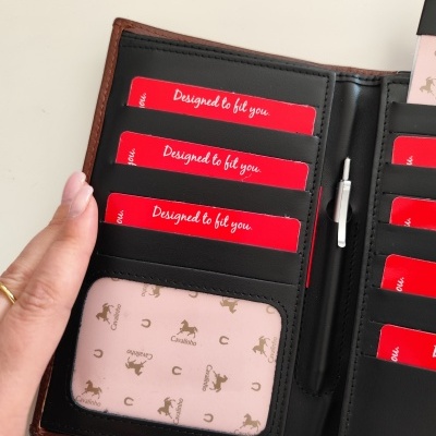 Carteira preta com cartões vermelhos e cartão transparente Cavalinho