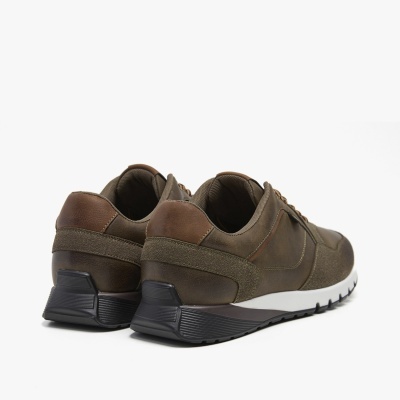 Par de ténis castanhos com sola branca e preta vista de trás