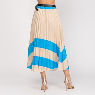 Saia plissada bege com riscas azuis e cós preto usada com sandálias douradas
