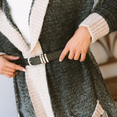 Casaco cinzento de malha com detalhes bege e cinto preto