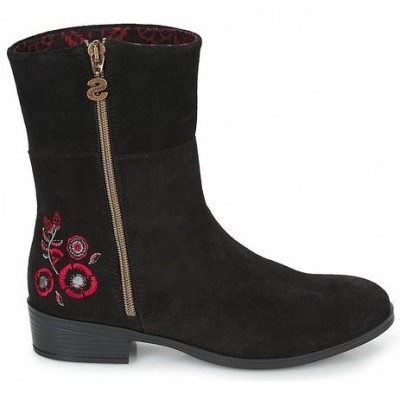 Bota preta de camurça com bordado floral vermelho e fecho dourado