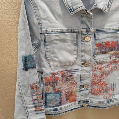 Casaco de ganga claro Desigual com padrão colorido e botões de metal