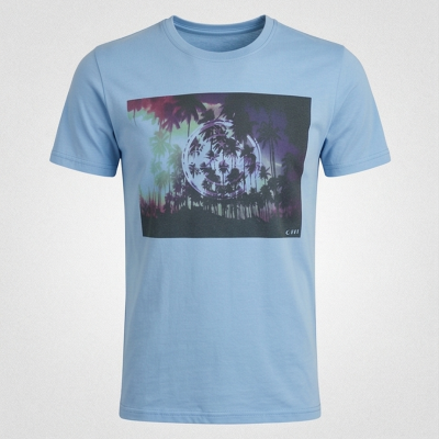 T-shirt azul clara com estampa colorida de palmeiras e céu roxo