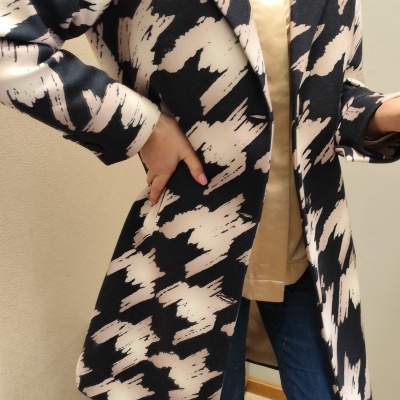 Casaco comprido preto e bege com padrão em riscas largas e irregulares