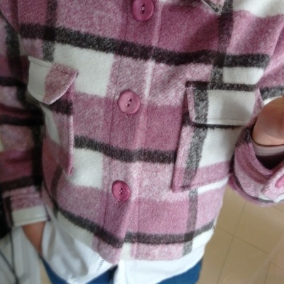 Casaco xadrez rosa e branco com bolsos e botões rosa