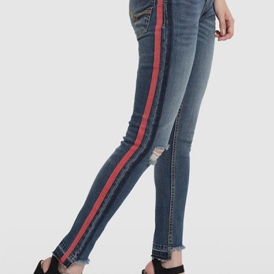 Calças de ganga com risca lateral vermelha e salto alto preto