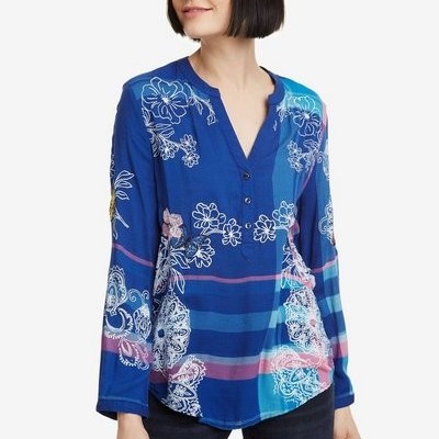 blusa feminina azul com padrão floral e decote em V