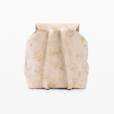 Mochila bege claro com padrão sutil e alças ajustáveis
