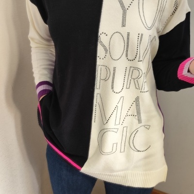 Camisola bicolor preta e branca com texto em strass e detalhes cor de rosa e roxo