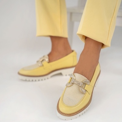 Sapatos mocassim amarelos com detalhe trançado bege e sola branca