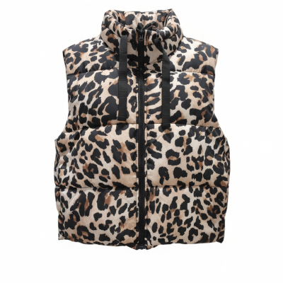 Colete acolchoado animal print com fecho de correr e cordões pretos