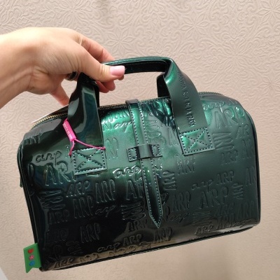 Mala de mão verde escuro com padrão em relevo e alças curtas