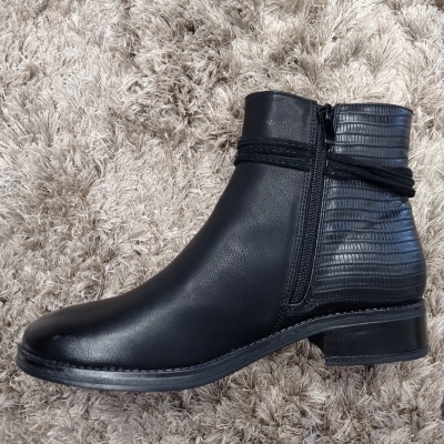 Bota preta de couro com fecho lateral e cordão no tornozelo