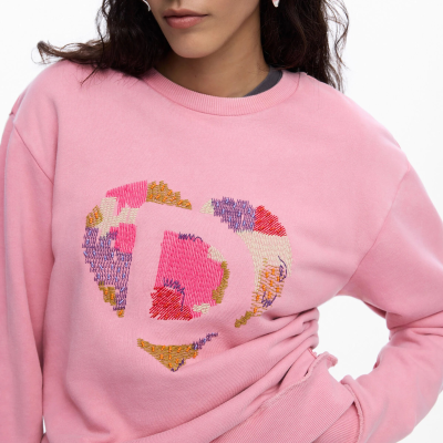 Sweatshirt rosa com bordado colorido em forma de coração