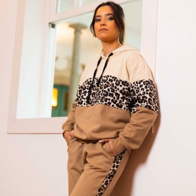 Conjunto de hoodie e calças com padrão animal print e tons bege e castanho