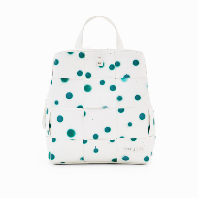 Mochila branca com pontos verdes e padrão em patchwork