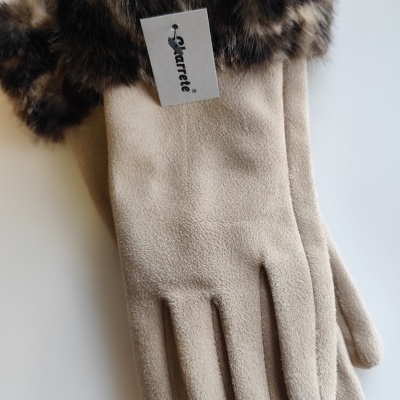 Luvas bege com punhos de pelo castanho e etiqueta Xarrete
