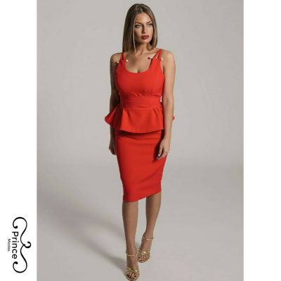 Vestido laranja justo com alças finas e folhos na cintura