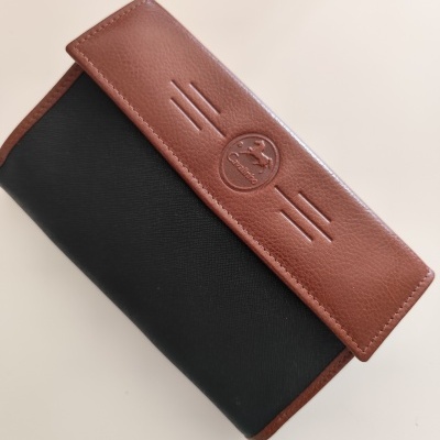Carteira bicolor castanha e preta com logotipo Cavallino.