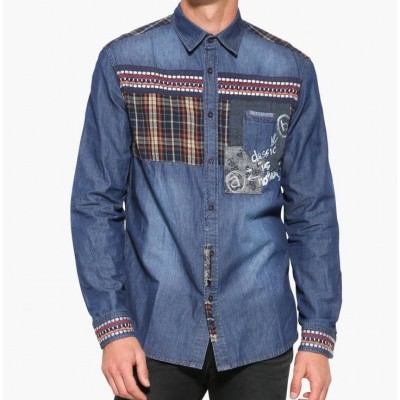 Camisa comprida de ganga azul com detalhes em padrão xadrez e bolso com texto