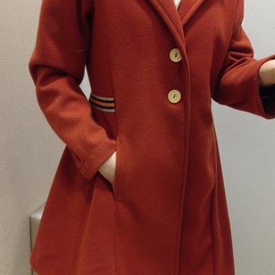 Casaco feminino vermelho com botões e bolso decorativo