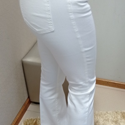 Calças brancas corte flare com bolso traseiro direito